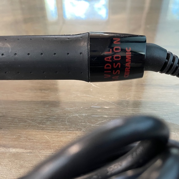 Excellent Condition Ceramic Curling Iron with Protective Cover - Picture 4 of 11